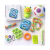 Set Fidget Aventura, aranjament plat pe alb cu toate jucăriile: cutia IQ Ball, broscuță squishy, minge curcubeu, joc cu bile