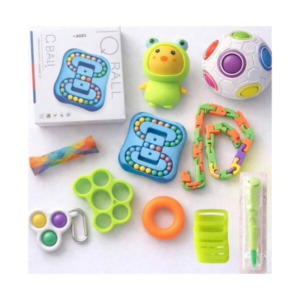 Set Fidget Aventura, aranjament plat pe alb cu toate jucăriile: cutia IQ Ball, broscuță squishy, minge curcubeu, joc cu bile