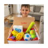 Set Fidget Aventura, băiat care ține o cutie Spoki deschisă, plină cu jucării fidget: cutia IQ Ball, tub verde, lanț galben