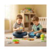 Set Fidget Aventura, doi băieți pe covor: unul ține mingea puzzle albă cu adâncituri colorate