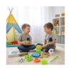 Set Fidget Aventura, doi băieți pe covor; unul ține o minge puzzle verde-roșie