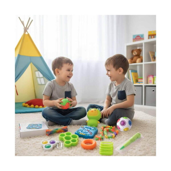 Set Fidget Aventura, doi băieți pe covor; unul ține o minge puzzle verde-roșie
