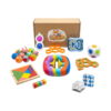 Set IQ Logică și Aventură, prezentare pe alb cu cutia Spoki și numeroase jucării: tangram, cilindru cu cifre