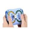 Set IQ Logică și Aventură, mâini care manevrează jocul albastru IQ Ball, cu două trasee în formă de opt și glisiere centrale