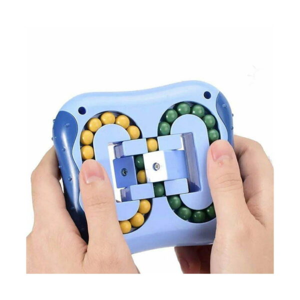 Set IQ Logică și Aventură, mâini care manevrează jocul albastru IQ Ball, cu două trasee în formă de opt și glisiere centrale