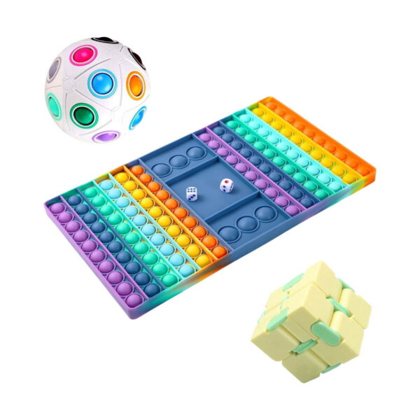 Set Jucărie interactivă, conținut pe fundal alb: minge puzzle albă cu cercuri colorate