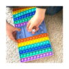 Set Jucărie interactivă, tablă Pop It dreptunghiulară în culori curcubeu, pe covor