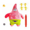 Set jucării de pluș, mare Patrick Star roz cu pantaloni verzi, alături de patru omuleți galbeni elastici, un tub roșu striat