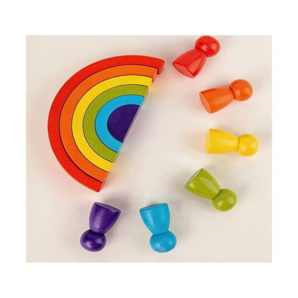 set-jucarii-educative-montessori-curcubeu-continut Set jucării educative Montessori curcubeu, curcubeul imbricat văzut de sus, cu șase figurine colorate culcate în jurul lui