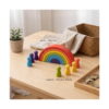 set-jucarii-educative-montessori-curcubeu-dimensiuni Set jucării educative Montessori curcubeu, curcubeul și figurinele pe o masă din lemn, cu cote: 14x7