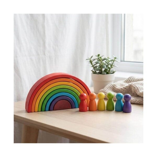 set-jucarii-educative-montessori-curcubeu-lifestyle Set jucării educative Montessori curcubeu, curcubeul imbricat pe o masă din lemn, cu șase figurine colorate aliniate în față
