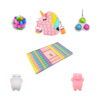 Set Jucării interactive copii, conținutul setului pe fundal alb: minge cu bile colorate, geantă unicorn Pop It