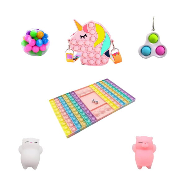 Set Jucării interactive copii, conținutul setului pe fundal alb: minge cu bile colorate, geantă unicorn Pop It