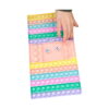 Set Jucării interactive copii, mână care apasă bulele unei table Pop It dreptunghiulare în culori pastel