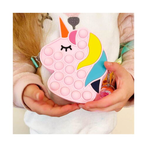set-jucarii-interactive-copii-fidget-pink-fun-utilizare Set Jucării interactive copii, copil în pulover alb care ține în mâini geanta unicorn roz cu bule Pop It, coamă multicoloră