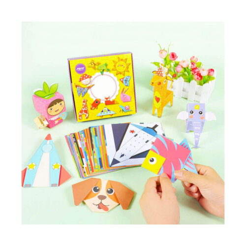 set-jucarii-interactive-jumbo-fidget-utilizare Set Jucării interactive, mâini care pliază un pește origami roz; alături cutia setului origami