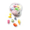 Set jucării squishy, vedere oblică a recipientului plin cu figurine, cu șase-șapte figurine răspândite în față