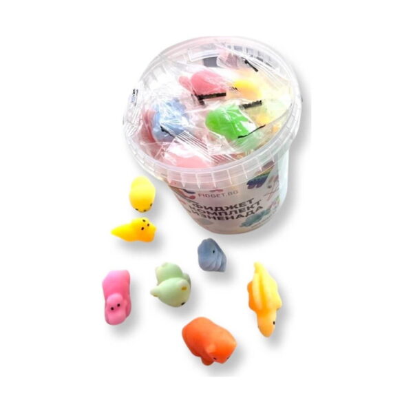 Set jucării squishy, vedere oblică a recipientului plin cu figurine, cu șase-șapte figurine răspândite în față