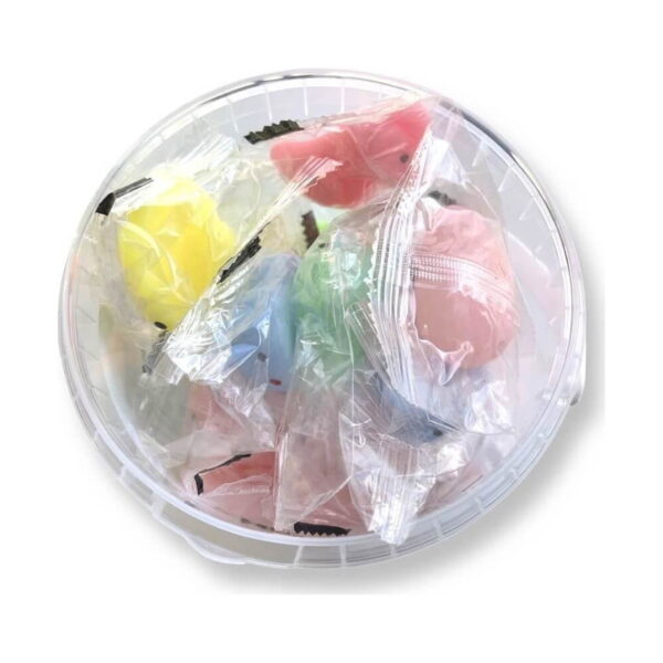 Set Jumbo cu 30 de jucării squishy, vedere de sus în găletușa plină cu figurine squishy ambalate individual în pungi