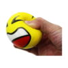 set-jumbo-de-mingi-antistres-cu-emoticoane-utilizare-3 Set Jumbo de mingi antistres cu emoticoane, prim-plan cu o mână care strânge puternic o minge galbenă cu gură deschisă