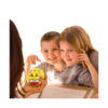 set-jumbo-de-mingi-antistres-cu-emoticoane-utilizare-4 Set Jumbo de mingi antistres cu emoticoane, un adult din spate ține o minge galbenă în prim-plan