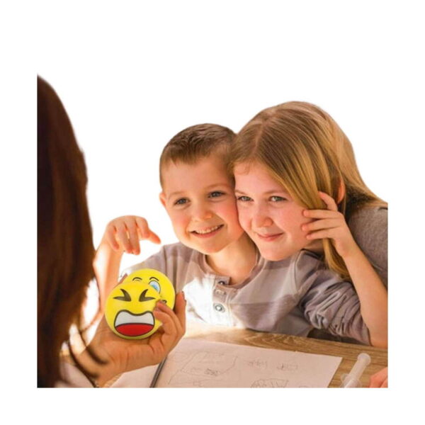 set-jumbo-de-mingi-antistres-cu-emoticoane-utilizare-4 Set Jumbo de mingi antistres cu emoticoane, un adult din spate ține o minge galbenă în prim-plan