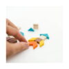Set Montessori cu 4 puzzle-uri din lemn, o mână adultă aranjează piese mici de lemn colorate