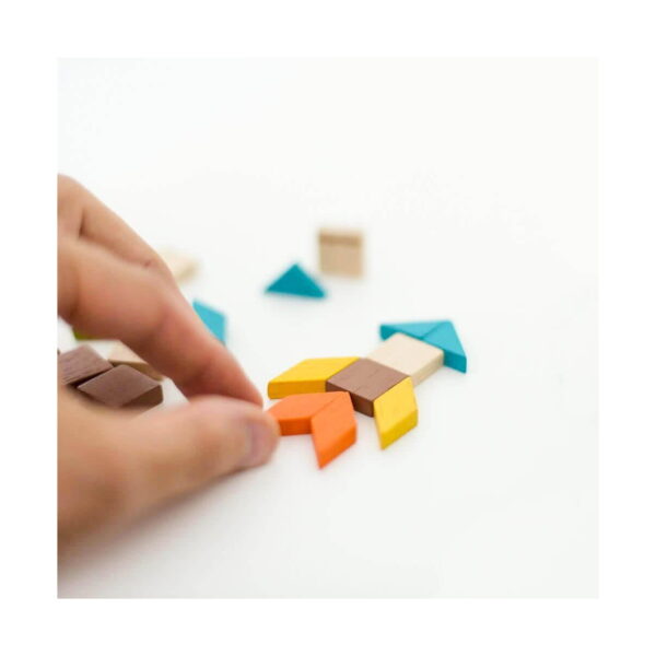 Set Montessori cu 4 puzzle-uri din lemn, o mână adultă aranjează piese mici de lemn colorate