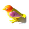 set-montessori-ferma-detaliu-5 Set Montessori Fermă, jucărie pasăre din plastic, cu corp galben, cap portocaliu și aripă roz ornamentată, pe fundal alb