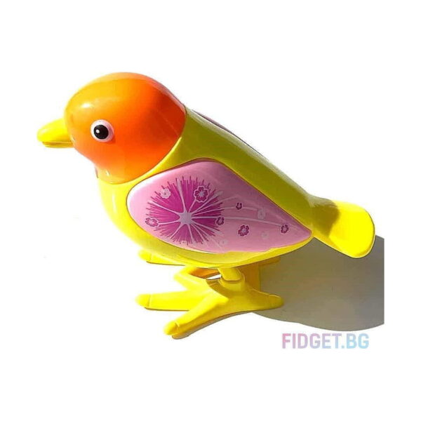 set-montessori-ferma-detaliu-5 Set Montessori Fermă, jucărie pasăre din plastic, cu corp galben, cap portocaliu și aripă roz ornamentată, pe fundal alb
