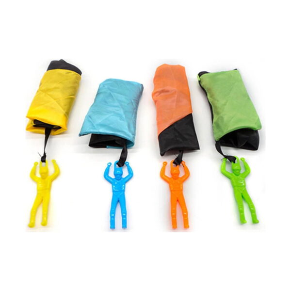 set-paradis-de-vara-detaliu Set Paradis de vară, patru parașute pliate galben, albastru, portocaliu și verde, cu figurinele asortate dedesubt