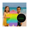 set-paradis-de-vara-dimensiuni Set Paradis de vară, doi copii pe plajă ținând pop-it-ul mare, cu cota 50 cm și o inserție cu efectul fosforescent