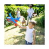 set-paradis-de-vara-utilizare-4 Set Paradis de vară, băiat într-o grădină ținând lansatorul cu avionul montat, cu adulți în fundal