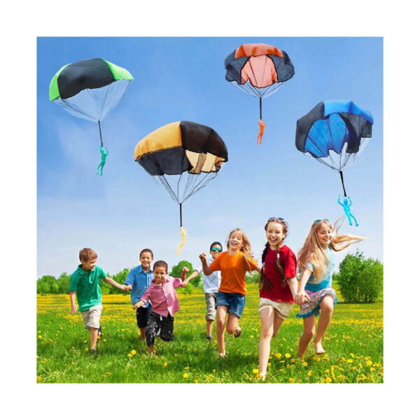 set-paradis-de-vara-utilizare-6 Set Paradis de vară, patru parașute cu figurine coborând deasupra unui grup de copii care aleargă pe un câmp
