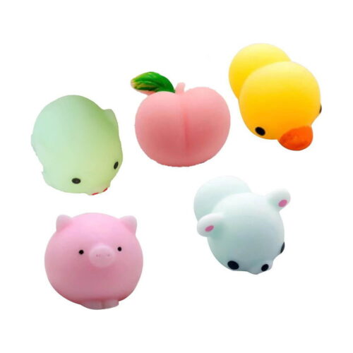 set-pentru-copii-cu-5-animalute-squishy-continut Set pentru copii cu 5 animăluțe squishy, cinci mini figurine squishy pe fundal alb: personaj verde, piersică roz cu frunză