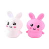 set-pentru-copii-cu-7-jucarii-squishy-in-forma-de-animalute-detaliu Set pentru copii cu 7 jucării squishy în formă de animăluțe, prim-plan cu doi iepurași squishy, unul alb și unul roz