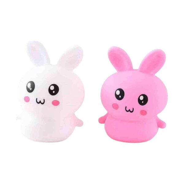 set-pentru-copii-cu-7-jucarii-squishy-in-forma-de-animalute-detaliu Set pentru copii cu 7 jucării squishy în formă de animăluțe, prim-plan cu doi iepurași squishy, unul alb și unul roz