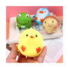 set-pentru-copii-cu-7-jucarii-squishy-in-forma-de-animalute-dimensiuni Set pentru copii cu 7 jucării squishy în formă de animăluțe, o mână ține puiul squishy galben cu cioc și lăbuțe portocalii