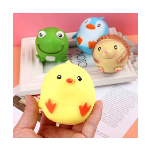 set-pentru-copii-cu-7-jucarii-squishy-in-forma-de-animalute-dimensiuni Set pentru copii cu 7 jucării squishy în formă de animăluțe, o mână ține puiul squishy galben cu cioc și lăbuțe portocalii