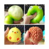 set-pentru-copii-cu-7-jucarii-squishy-in-forma-de-animalute-utilizare Set pentru copii cu 7 jucării squishy în formă de animăluțe, colaj din patru fotografii cu mâini care strâng jucării squishy