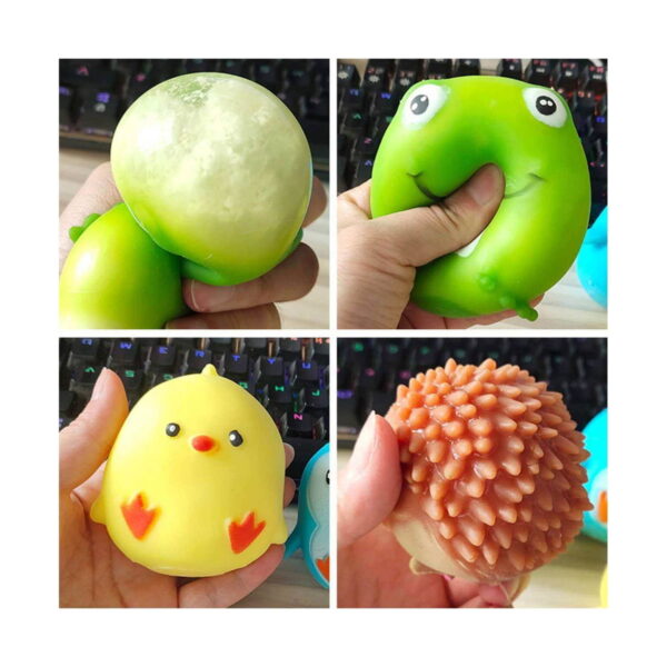 set-pentru-copii-cu-7-jucarii-squishy-in-forma-de-animalute-utilizare Set pentru copii cu 7 jucării squishy în formă de animăluțe, colaj din patru fotografii cu mâini care strâng jucării squishy