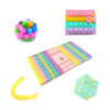 set-pop-it-continut Set Pop It, conținut pe fundal alb: minge transparentă cu bile colorate, portofel Pop It roz-mov, tabla Pop It cu zaruri