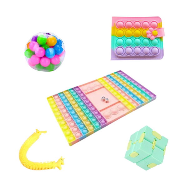 set-pop-it-continut Set Pop It, conținut pe fundal alb: minge transparentă cu bile colorate, portofel Pop It roz-mov, tabla Pop It cu zaruri