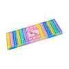 set-pop-it-detaliu Set Pop It, tabla Pop It pastel fotografiată în unghi, cu rânduri de bule pe ambele laturi și două zaruri în zona roz