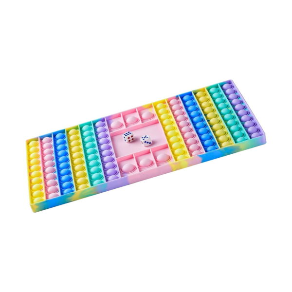set-pop-it-detaliu Set Pop It, tabla Pop It pastel fotografiată în unghi, cu rânduri de bule pe ambele laturi și două zaruri în zona roz