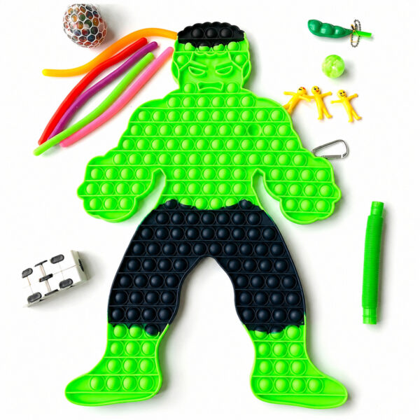 set-pop-it-jumbo-hulk-continut Set Pop It Jumbo Hulk, figurină Pop It mare, verde, în formă de personaj musculos cu pantaloni negri