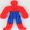 set-pop-it-spider-man-detaliu Set Pop It Spider-Man, în formă de Spider-Man, corp roșu cu pantaloni albaștri, mască și emblemă de păianjen, pe fundal alb