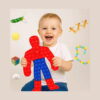 set-pop-it-spider-man-utilizare Set Pop It Spider-Man, băiețel zâmbitor care ține un Pop It mare în formă de Spider-Man