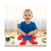 set-pop-it-spider-man-utilizare-2 Set Pop It Spider-Man, băiețel la o masă albă, apăsând bulele Pop It-ului Spider-Man, cu cub Rubik