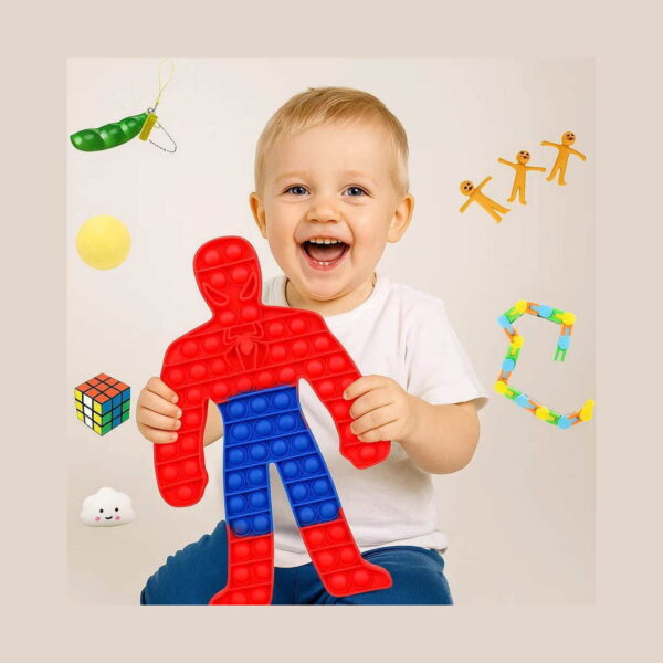 set-pop-it-spider-man-utilizare Set Pop It Spider-Man, băiețel zâmbitor care ține un Pop It mare în formă de Spider-Man